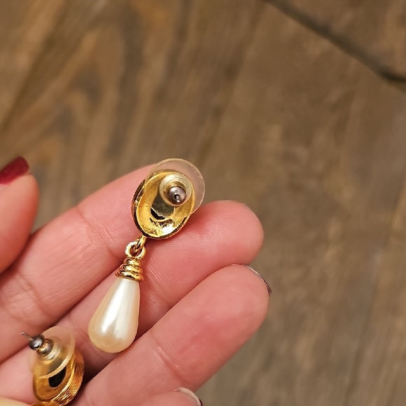 Elegant Gold and Black Drop Earrings - Picture 2 of 3